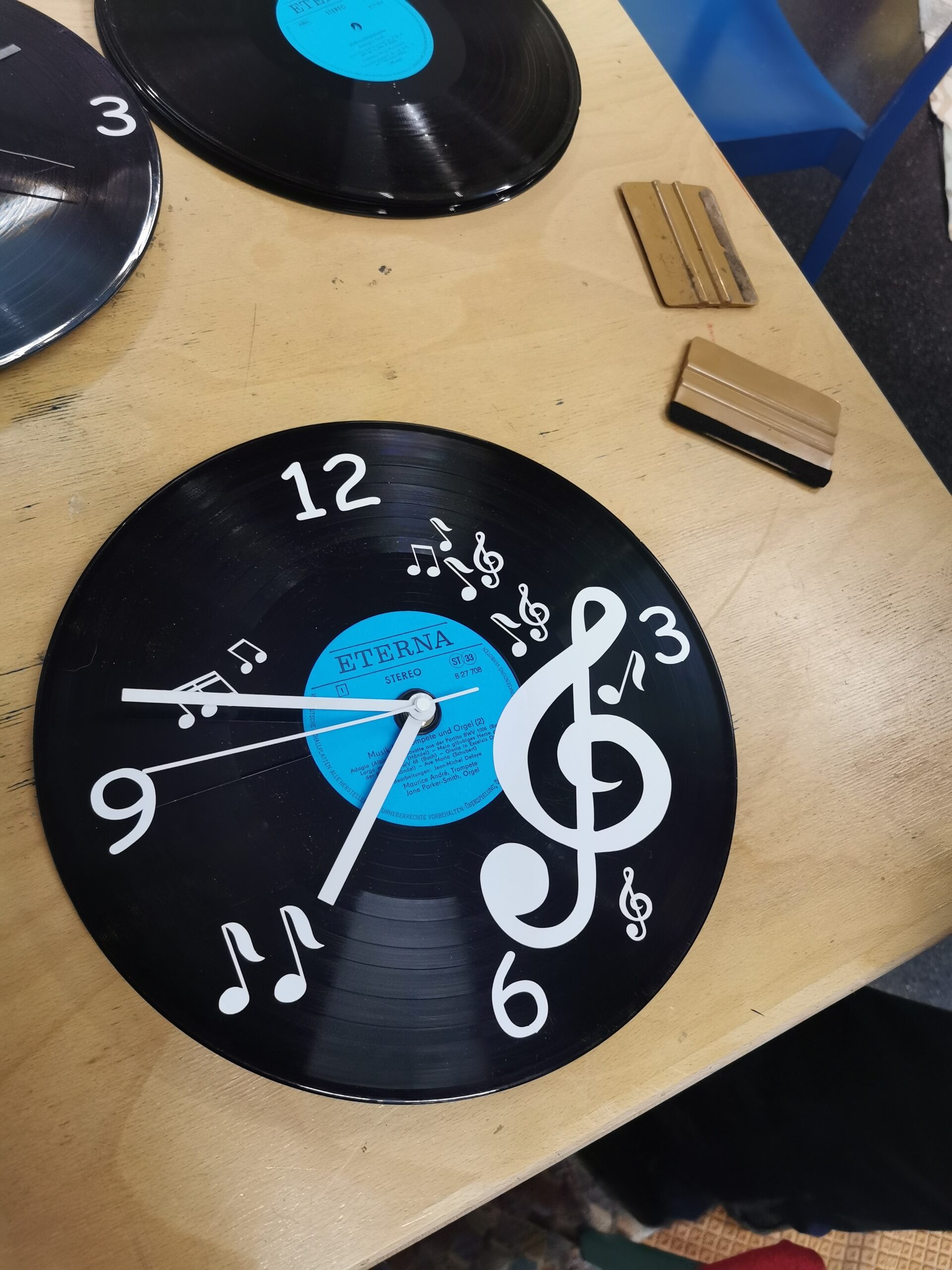Schallplattenuhr -Upcyclingkurs für Kinder in Chemnitz – Bild 2