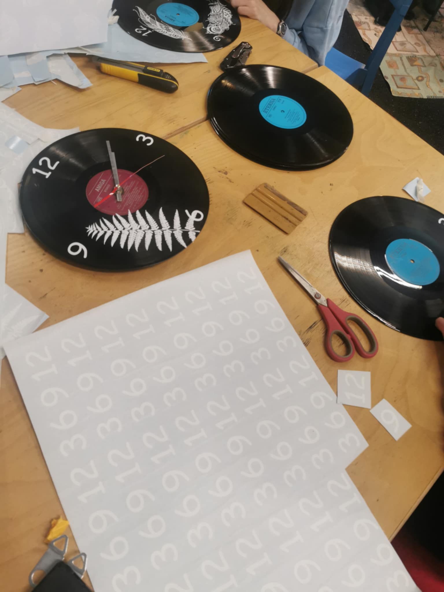 Schallplattenuhr -Upcyclingkurs für Kinder in Chemnitz – Bild 5