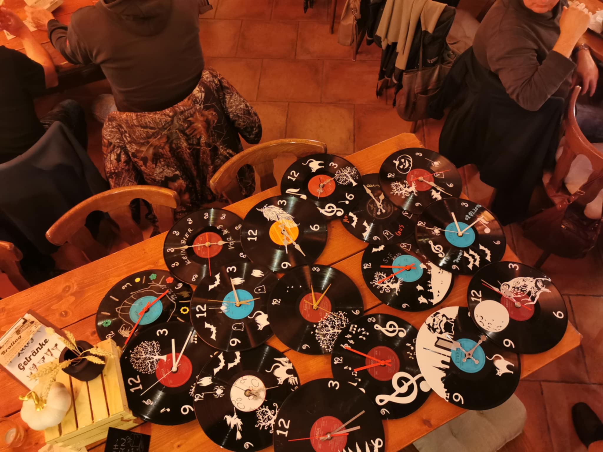 Schallplattenuhr -Upcyclingkurs für Kinder in Chemnitz – Bild 6