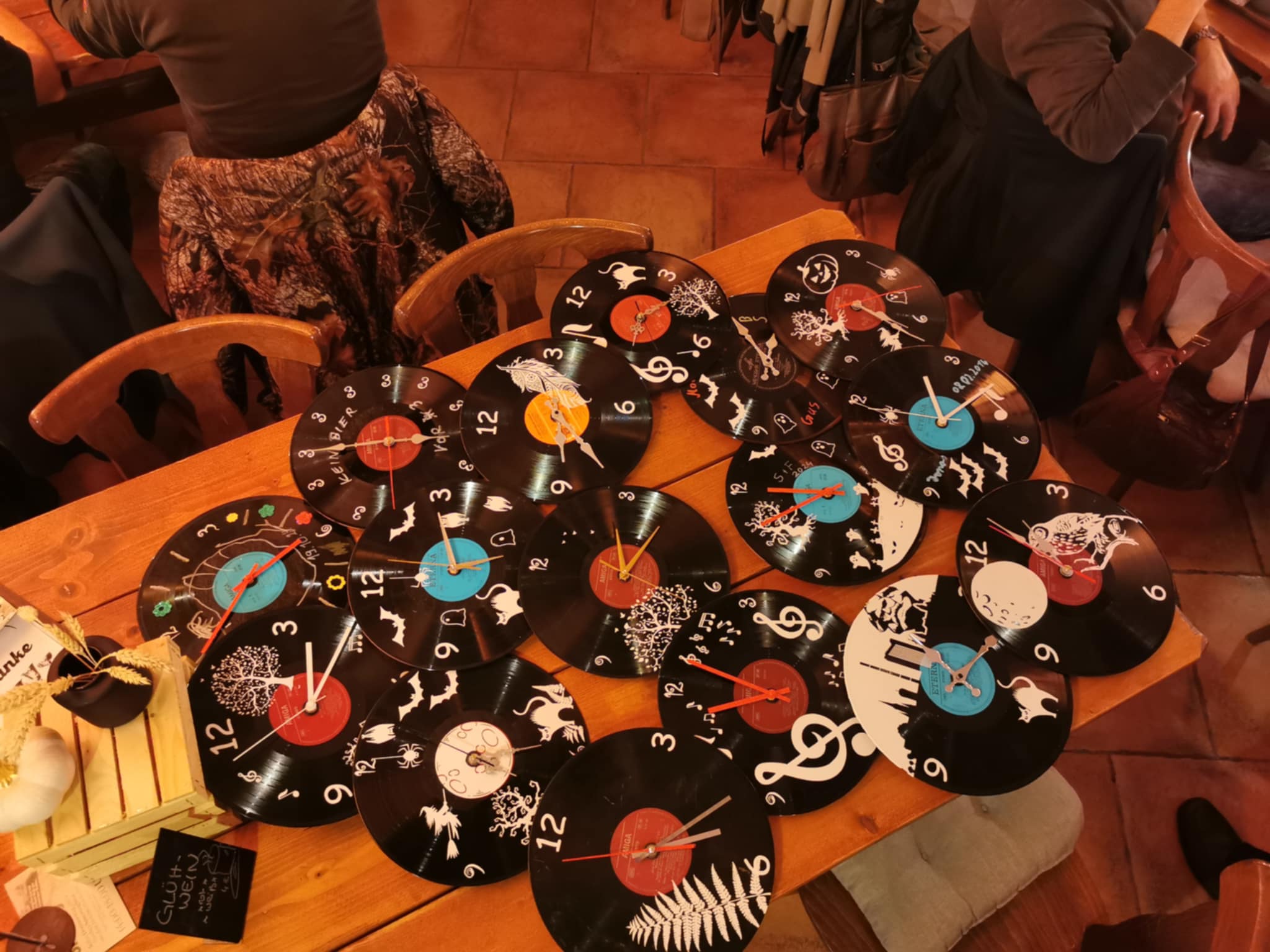 Schallplattenuhr -Upcyclingkurs für Kinder in Chemnitz – Bild 8