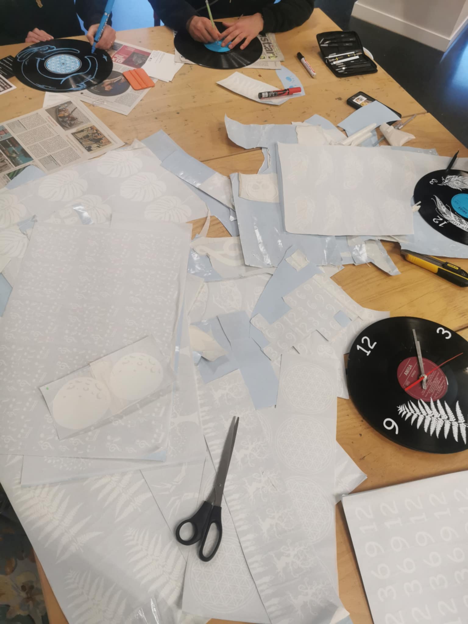 Schallplattenuhr -Upcyclingkurs für Kinder in Chemnitz – Bild 4