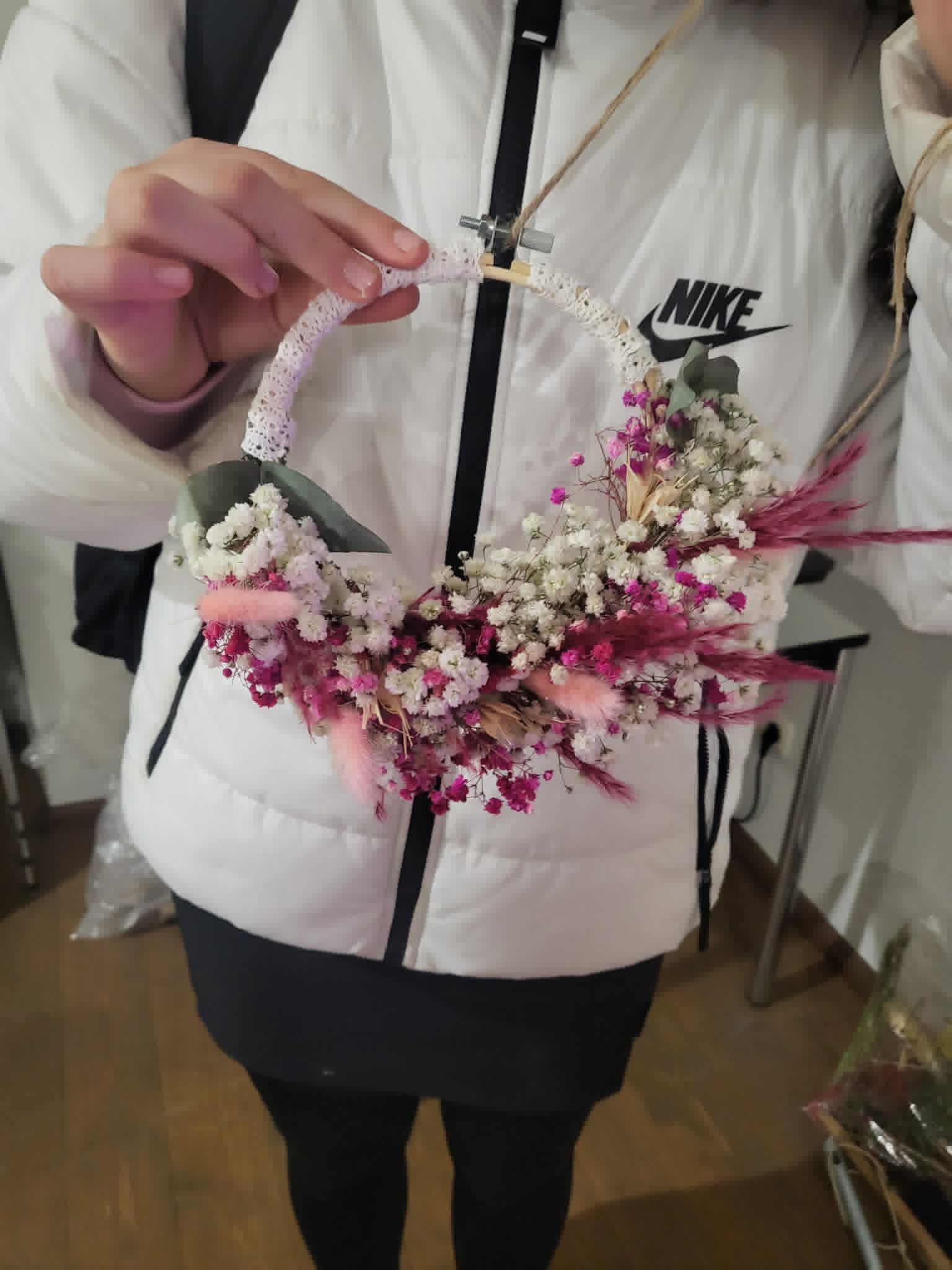 Blumenkranz binden aus Trockenblumen – Bild 12