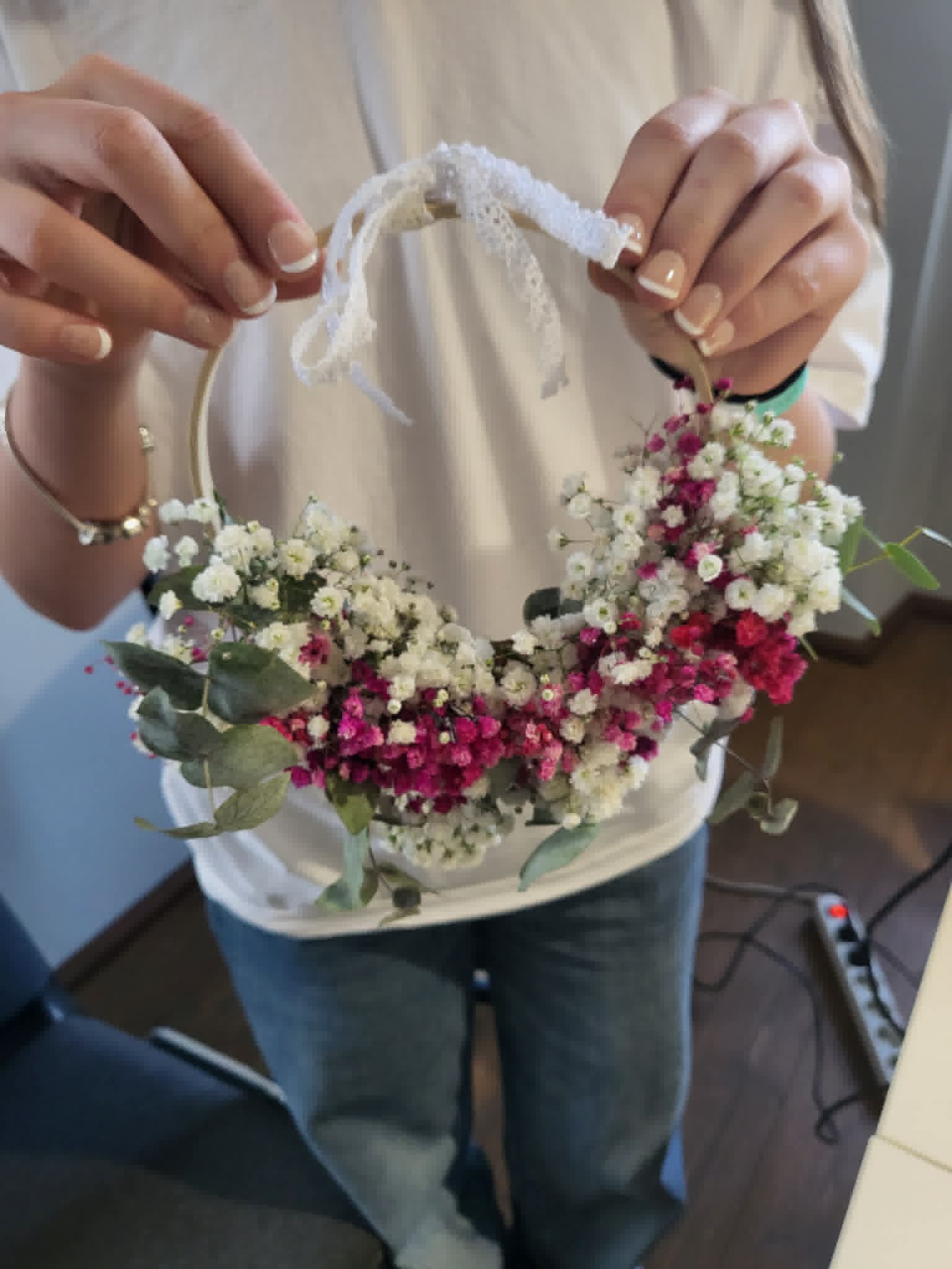 Blumenkranz binden aus Trockenblumen – Bild 10