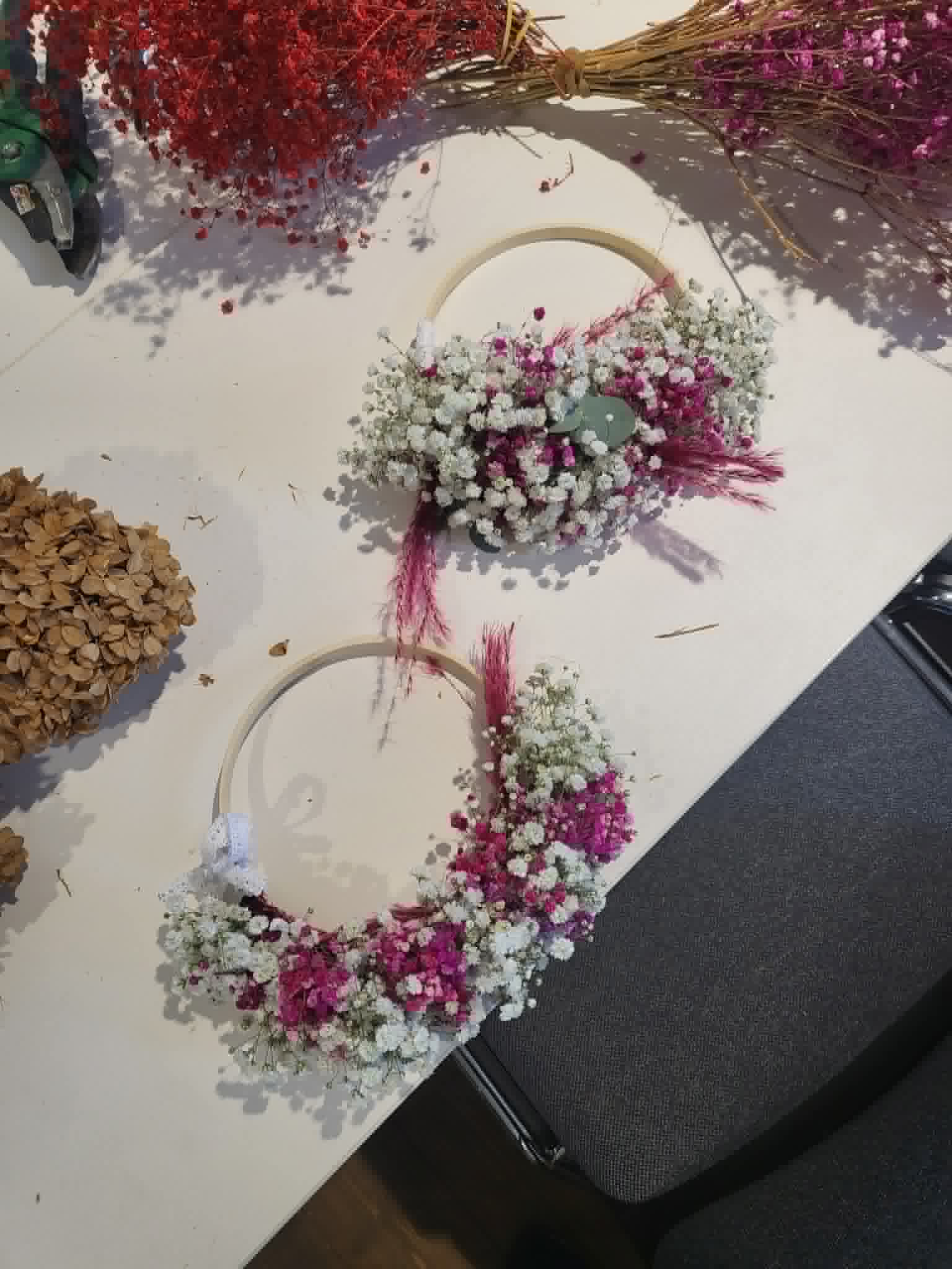 Blumenkranz binden aus Trockenblumen – Bild 7