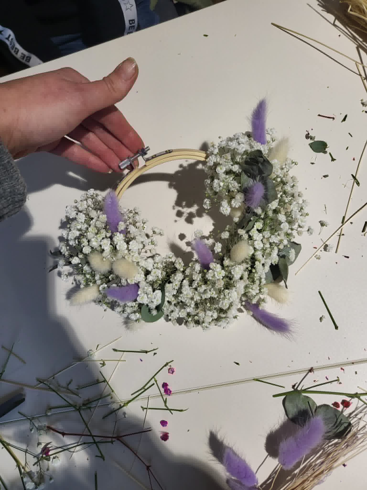 Blumenkranz binden aus Trockenblumen – Bild 15