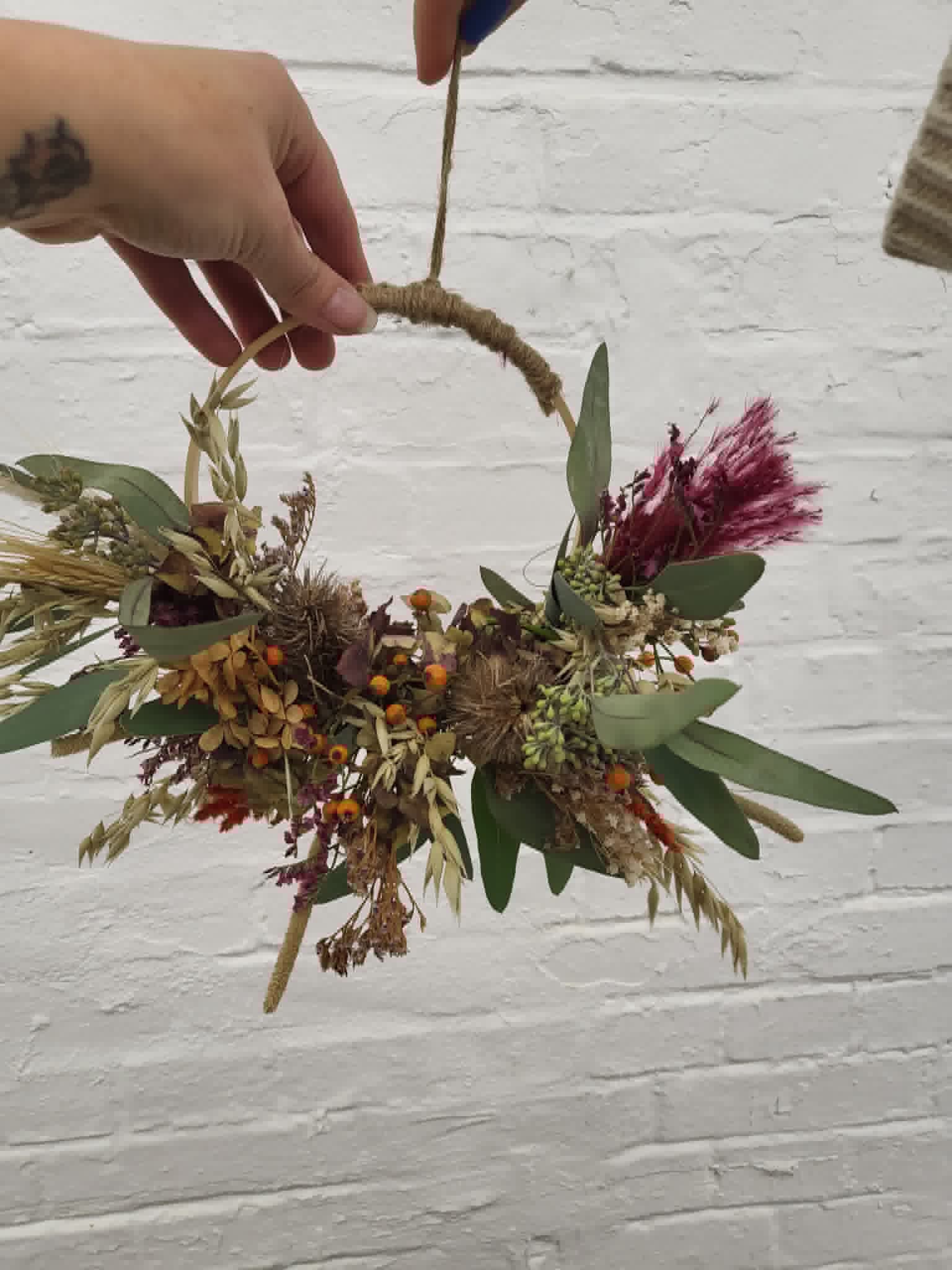 Blumenkranz binden aus Trockenblumen – Bild 17