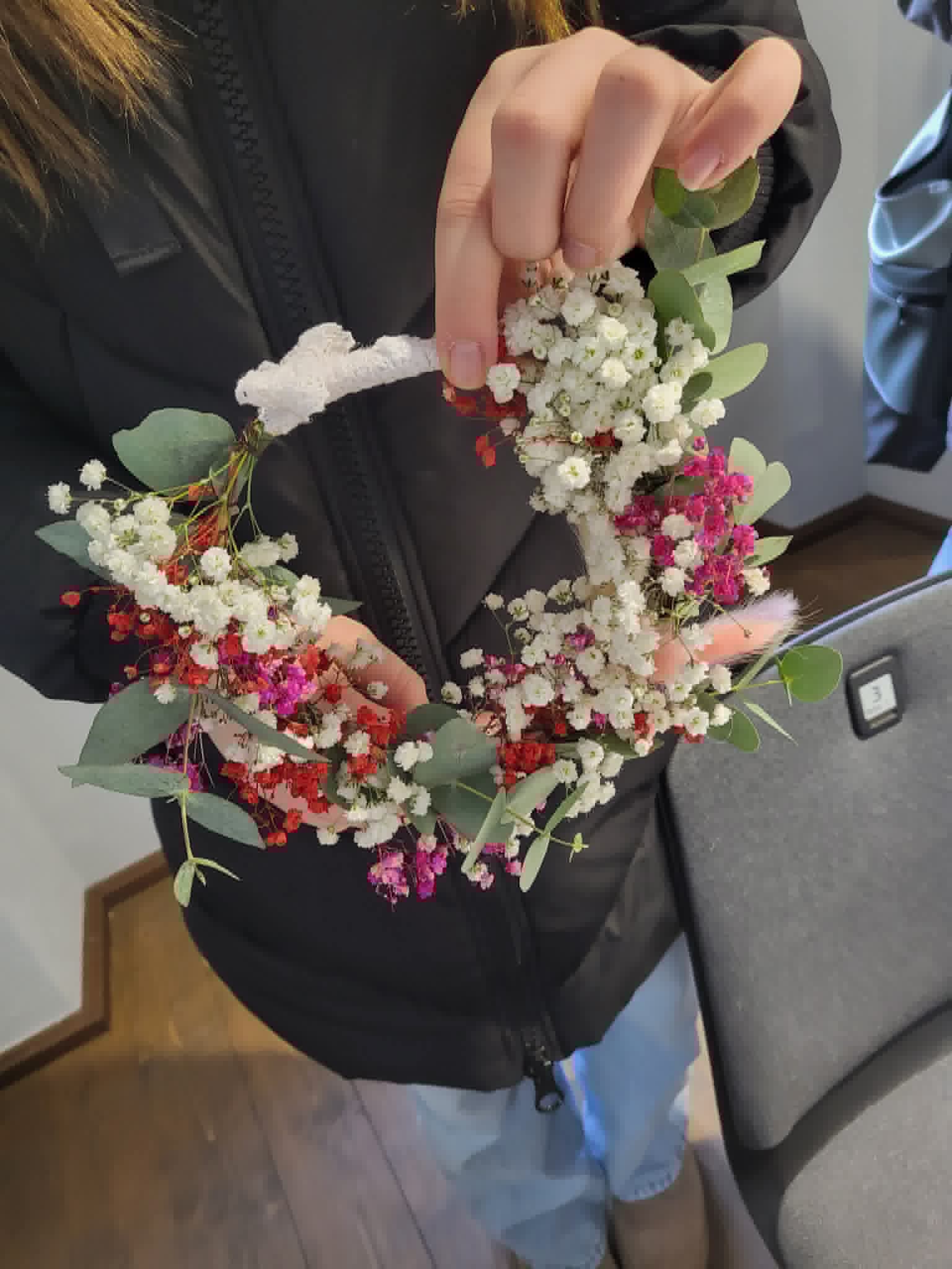 Blumenkranz binden aus Trockenblumen – Bild 9