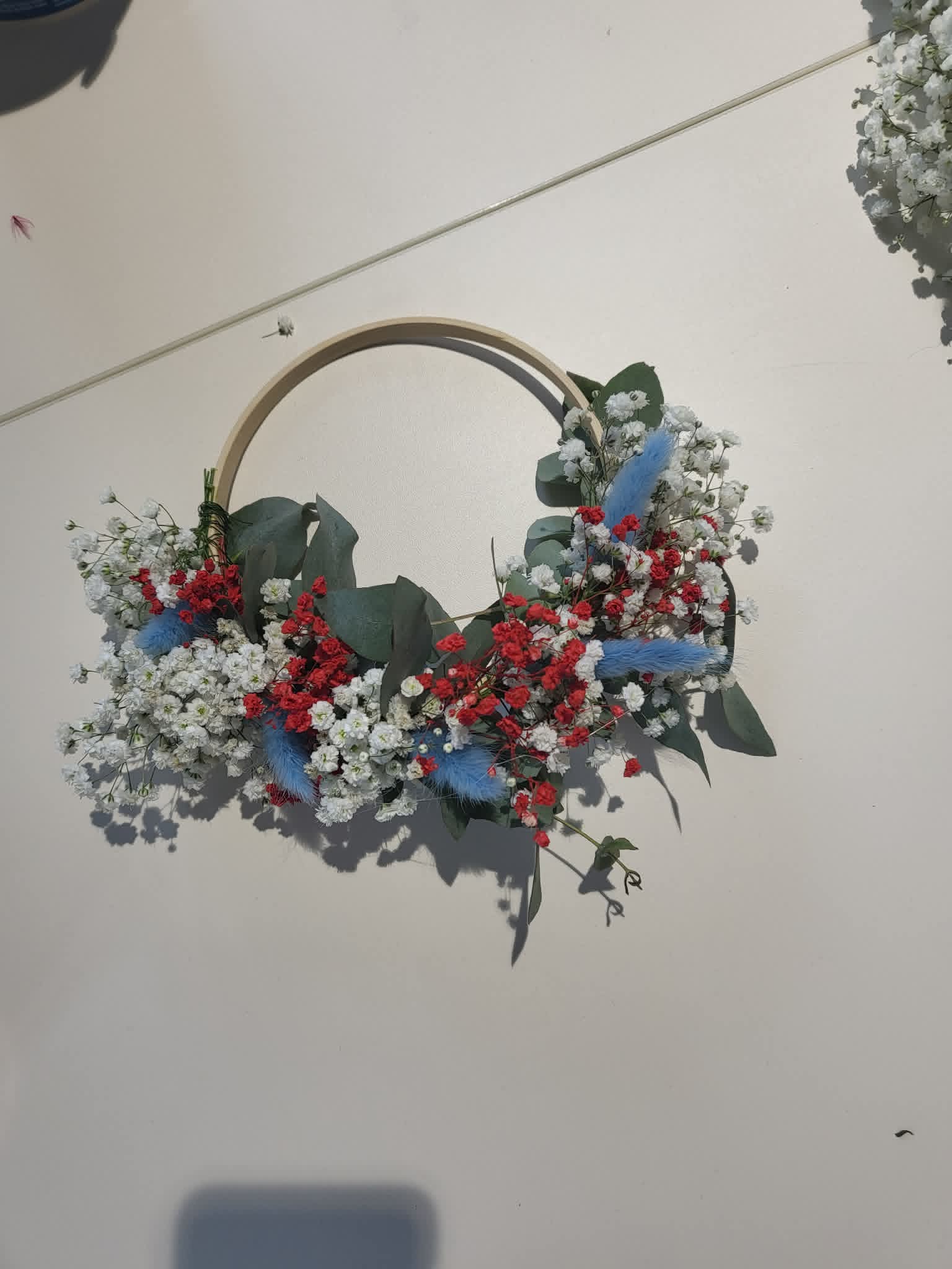 Blumenkranz binden aus Trockenblumen – Bild 8