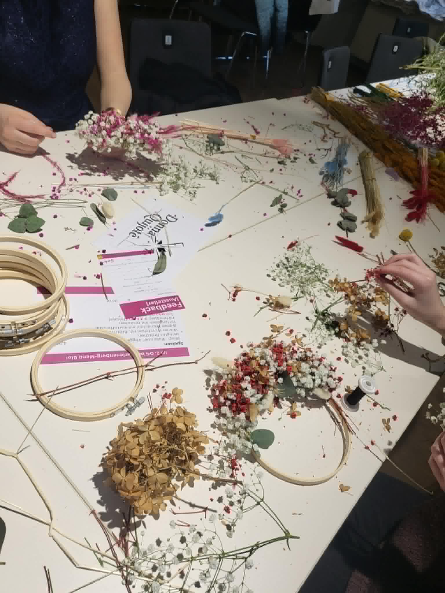 Blumenkranz binden aus Trockenblumen – Bild 14