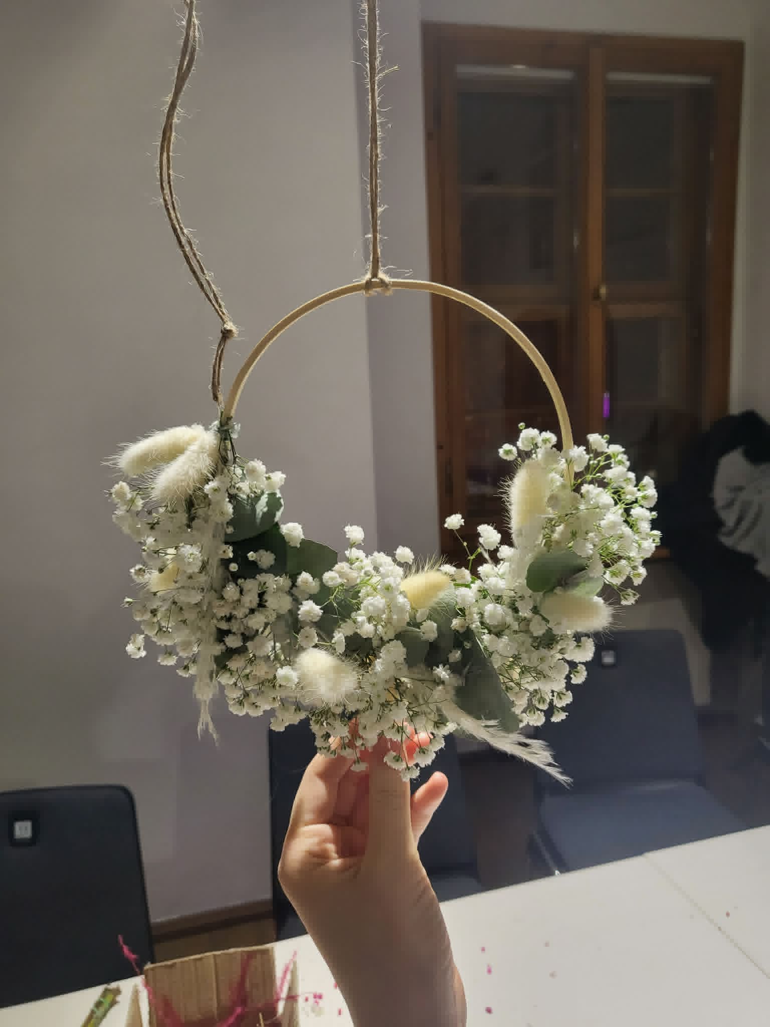 Blumenkranz binden aus Trockenblumen – Bild 11