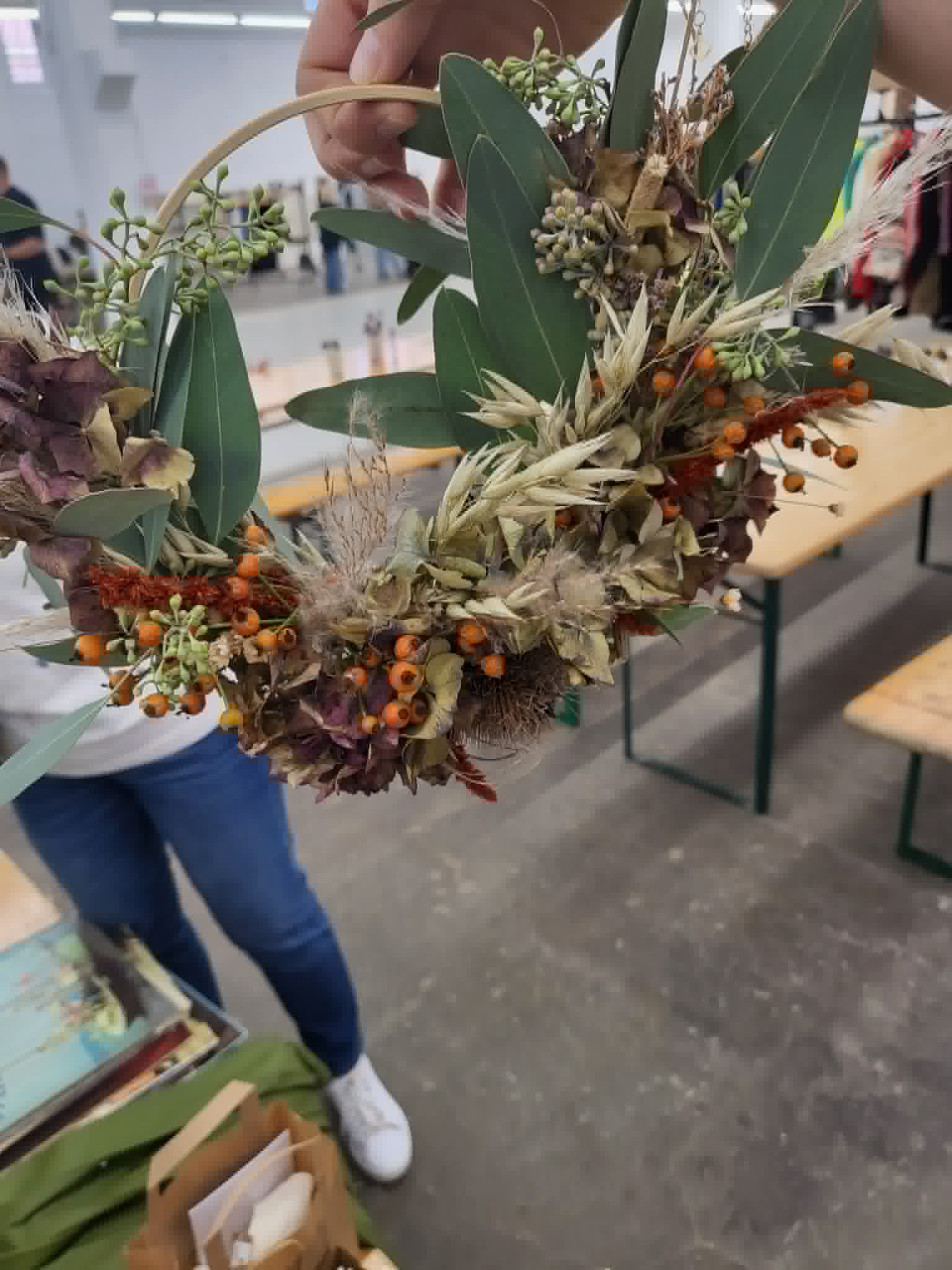Blumenkranz binden aus Trockenblumen – Bild 6