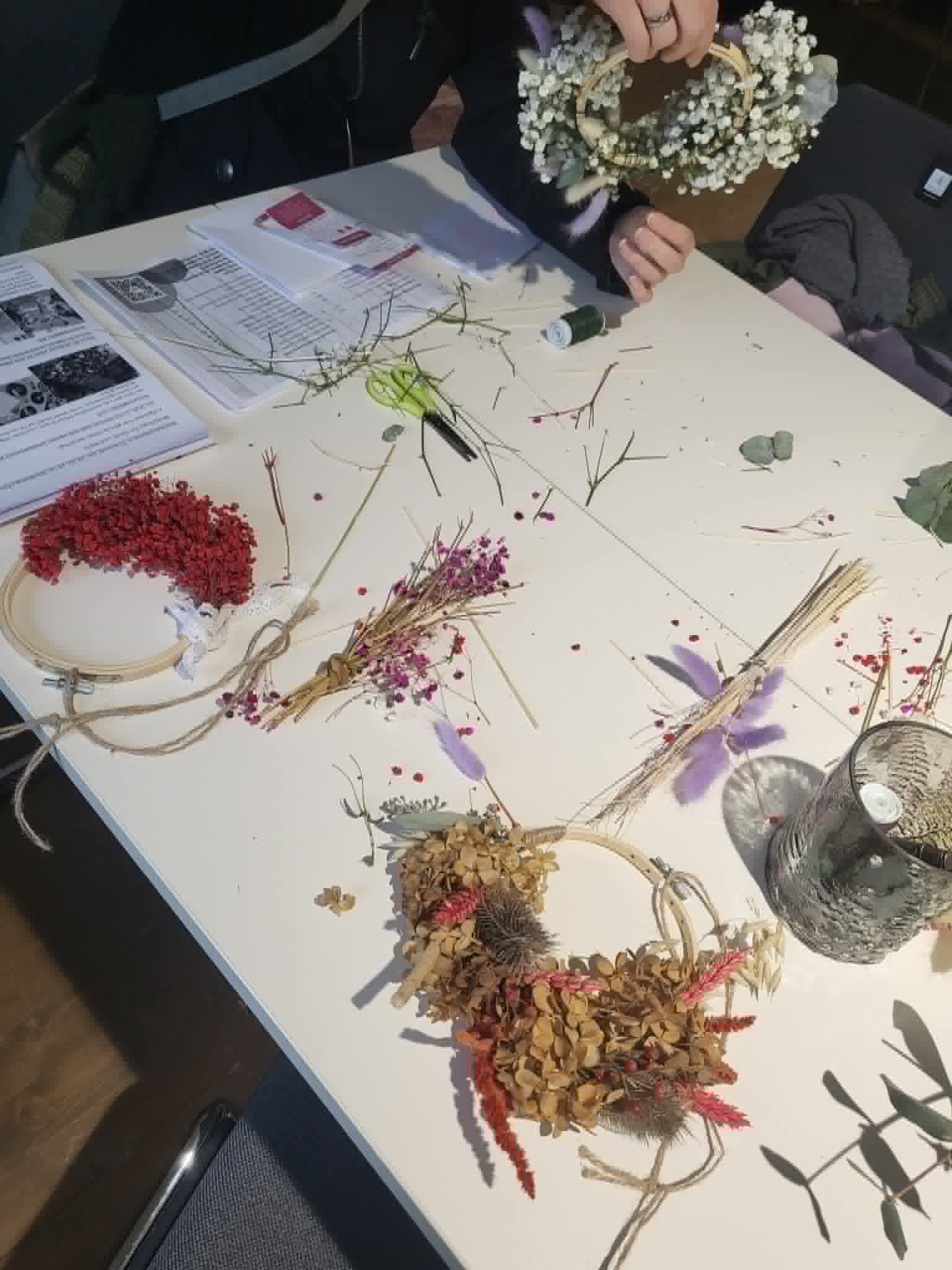 Blumenkranz binden aus Trockenblumen – Bild 16